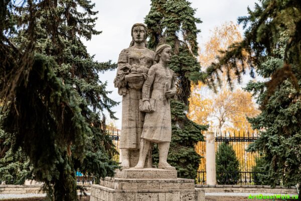 Жанровая скульптура "Познание мира", рядом со зданием планетария. Достопримечательность Арт-Квест-Прогулка