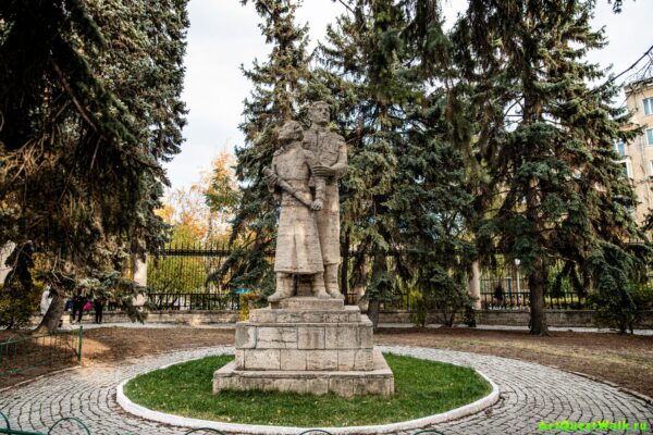 Жанровая скульптура "Астрономия", рядом со зданием планетария. Достопримечательность Арт-Квест-Прогулка