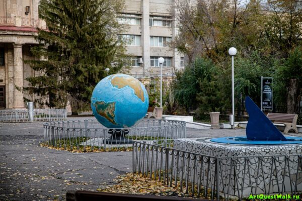 Декоративное сооружение Глобус , на территории планетария. Достопримечательность Арт-Квест-Прогулка