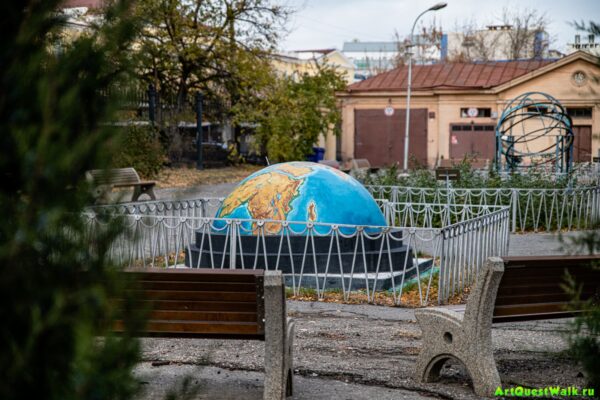 Декоративное сооружение Земля, на территории планетария. Достопримечательность Арт-Квест-Прогулка