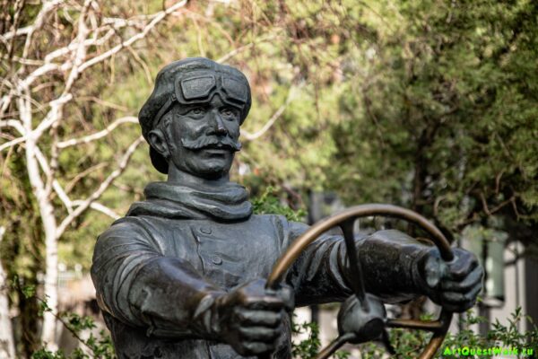Памятник Автомобилист Адам Козлевич Волгоград. Достопримечательность Арт-Квест-Прогулка