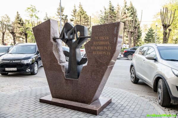 Памятник медикам Царицына, Сталинграда, Волгограда Волгоград. Достопримечательность Арт-Квест-Прогулка