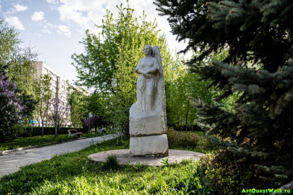 Памятник поэтессе Маргарите Агашиной Волгоград. Достопримечательность Арт-Квест-Прогулка