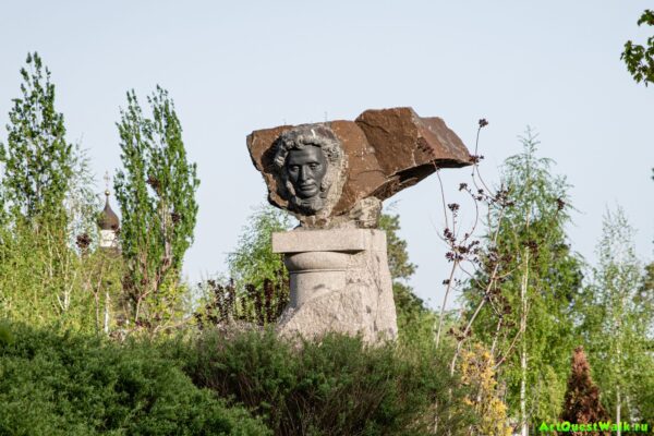 Памятник А.С. Пушкину в Сквере Пушкина Волгоград. Достопримечательность Арт-Квест-Прогулка