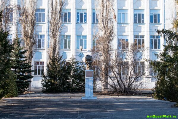 Бюст Ф.Э. Дзержинского, ул. Маршала Чуйкова Волгоград. Достопримечательность Арт-Квест-Прогулка