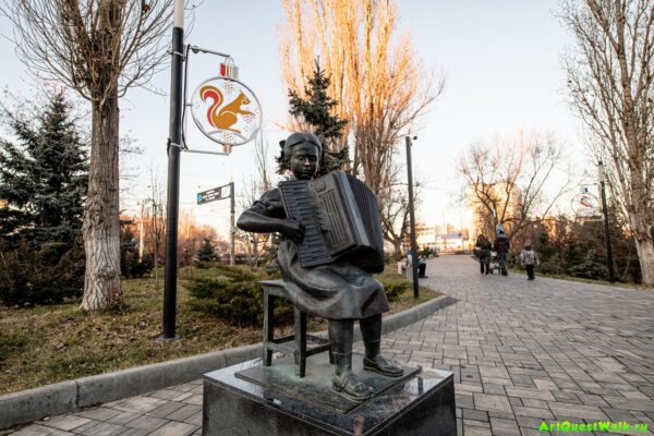 Памятник Девочка с аккордеоном Волгоград. Достопримечательность Арт-Квест-Прогулка