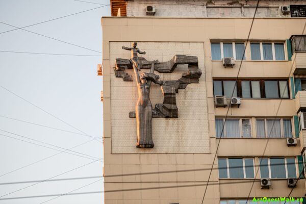 Монументально-декоративный барельеф Материнство   Волгоград. Достопримечательность Арт-Квест-Прогулка